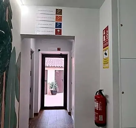 Ξενοδοχείο με διαμερίσματα Pregonero Urban -